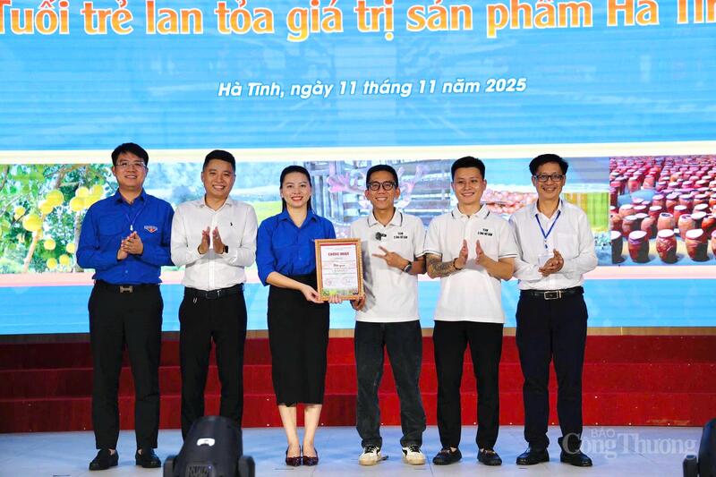 Ban Tổ chức trao giải cho các đội đpạt giải. Ảnh: Tỉnh đoàn Hà Tĩnh