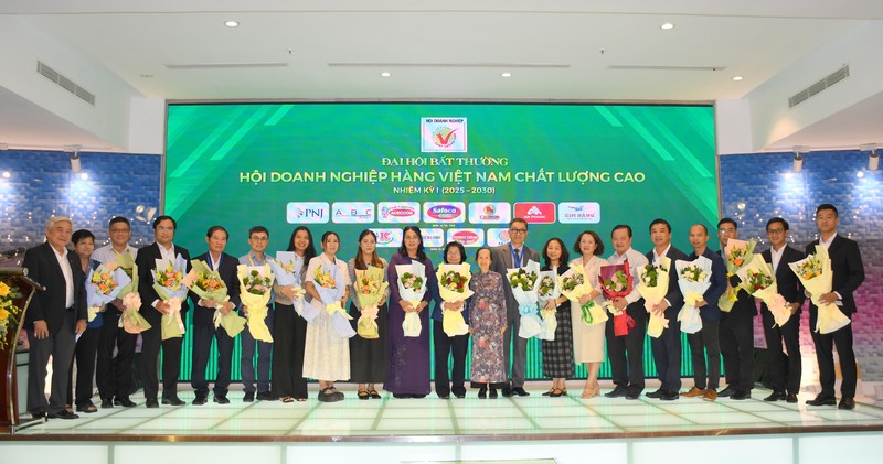 Ban Chấp hành Hiệp hội Doanh nghiệp Hàng Việt Nam Chất lượng cao nhiệm kỳ I (2025-2030) ra mắt đại hội. Ảnh: Minh Khuê.