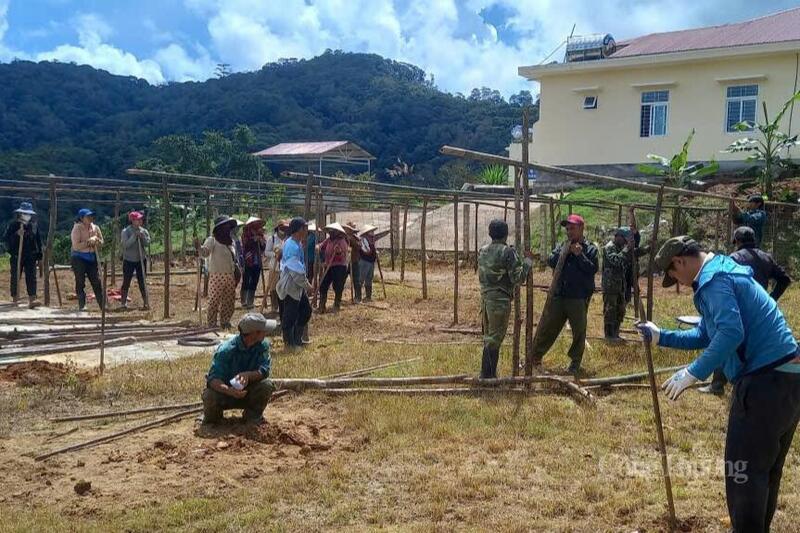 Đồng bào Xơ Đăng phấn khởi chuẩn bị vườn ươm cây giống cà phê