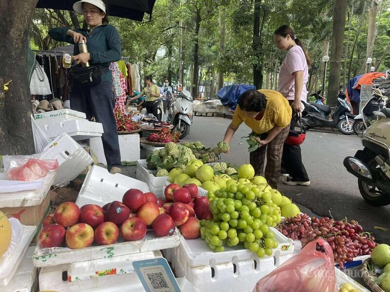 Chợ tạm khu vực Trung Hòa (phường Yên Hòa) lấn chiếm vỉa hè gây mất mỹ quan đô thị.