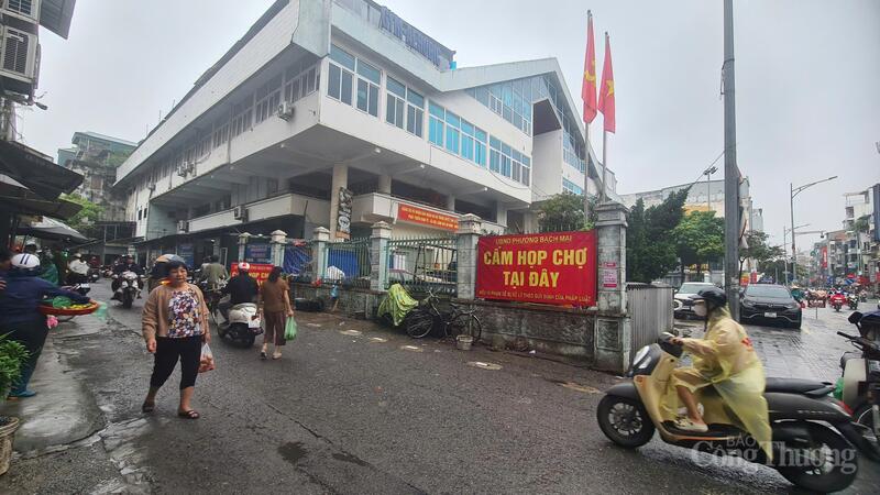 Phường Bạch Mai tuyên truyền, treo các banner cấm họp chợ tại các khu vực có nhiều hàng rong.