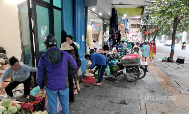 Tại số 157 Trường Chinh (phường Bạch Mai) việc buôn bán diễn ra tấp nập.