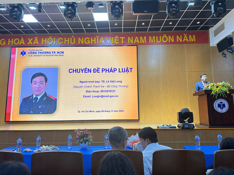 TS. Lê Việt Long báo cáo Chuyên đề về thực tiễn thanh tra trong lĩnh vực Công Thương tại Khoa Luật - Trường Đại Công Thương TP. Hồ Chí Minh.