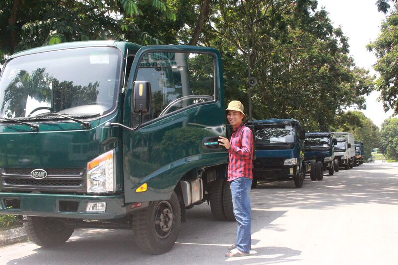 Khách hàng trúng đấu giá xe lần 2 nhận xe