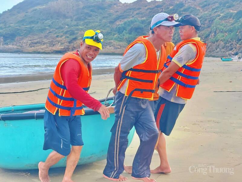 Không khí lao động rộn ràng tại làng chài Nhơn Lý. Ảnh: Hoàng Lợi.