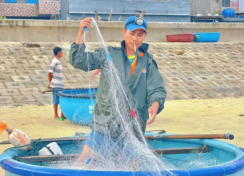 Ngư dân chuẩn bị lưới giăng cá cho chuyến vươn khơi đầu tiên. Ảnh: Hoàng Lợi.