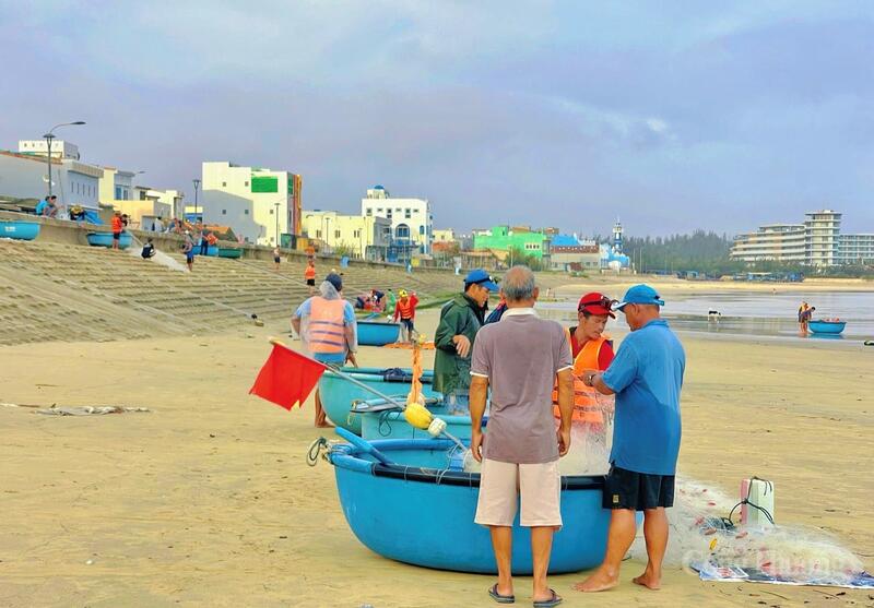 Ngư dân hối hả chuẩn bị cho chuyến vươn khơi với mong muốn “mở hàng” thuận lợi. Ảnh: Hoàng Lợi.