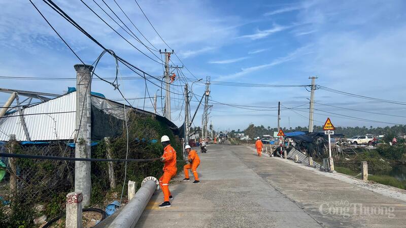 Ngành điện Đắk Lắk nỗ lực hết mình để khắc phục đường dây hỏng, sớm mang lại điện thắp sáng cho nhân dân. Ảnh: Hồng Hoa