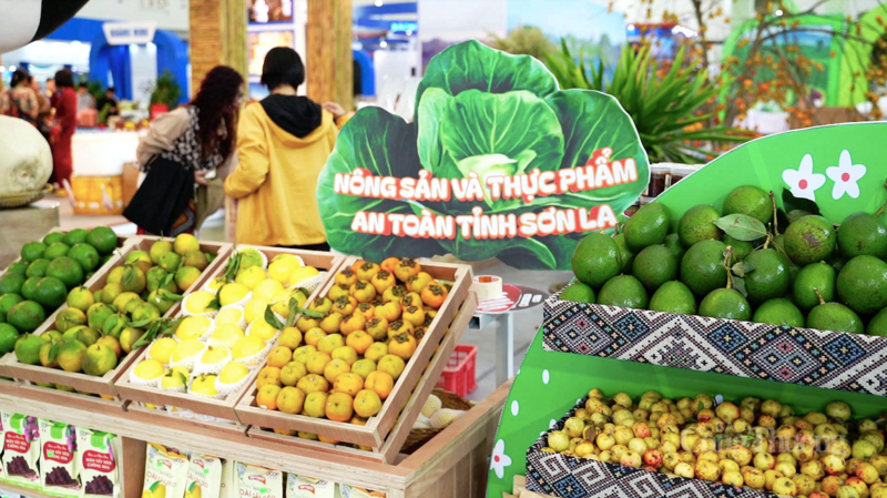 Nông sản Sơn La khoe sắc tại Hội chợ Mùa Thu 2025. Ảnh: Thái Mạnh