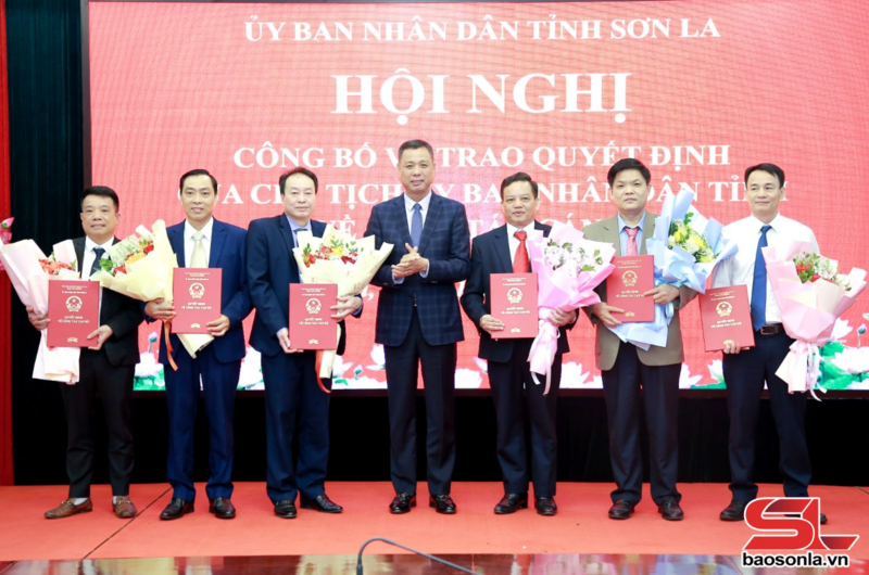 Phó Chủ tịch UBND tỉnh Sơn La Nguyễn Thành Công trao các quyết định cho các cán bộ. Ảnh: Báo Sơn La.
