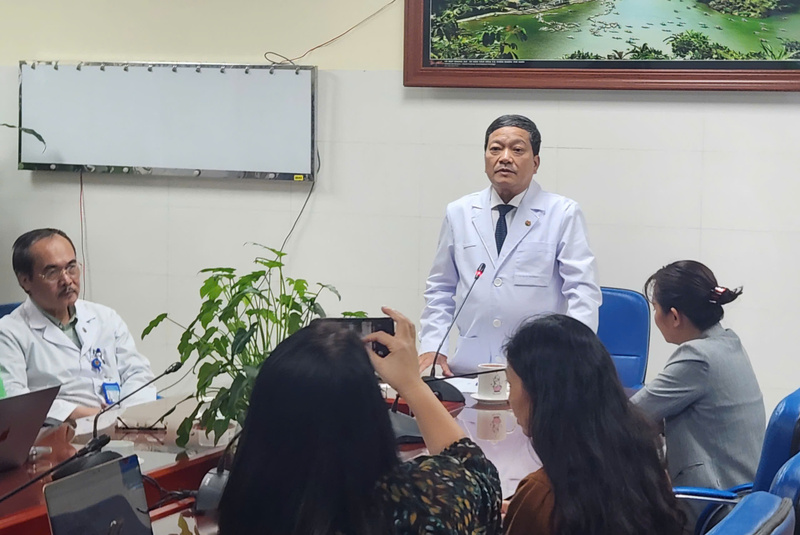 Giám đốc Bệnh viện Phổi Trung ương  TS.Đinh Văn Lượng thông tin về thành tựu ghép phổi của Việt Nam. Ảnh: QL