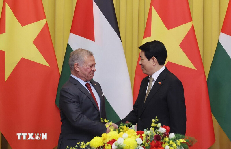 Chủ tịch nước Lương Cường và Quốc vương Jordan Abdullah II bin Al Hussein chụp ảnh chung trước hội đàm. Ảnh: TTXVN