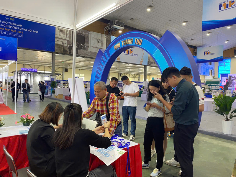 Đông đảo người dân đến tham quan hội chợ.