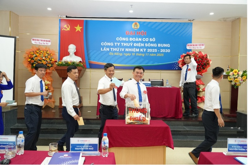 Các đoàn viên bỏ phiếu bầu Ban Chấp hành Công đoàn nhiệm kỳ 2025–2030 và bầu đại biểu dự Đại hội Công đoàn Tổng Công ty Phát điện 2