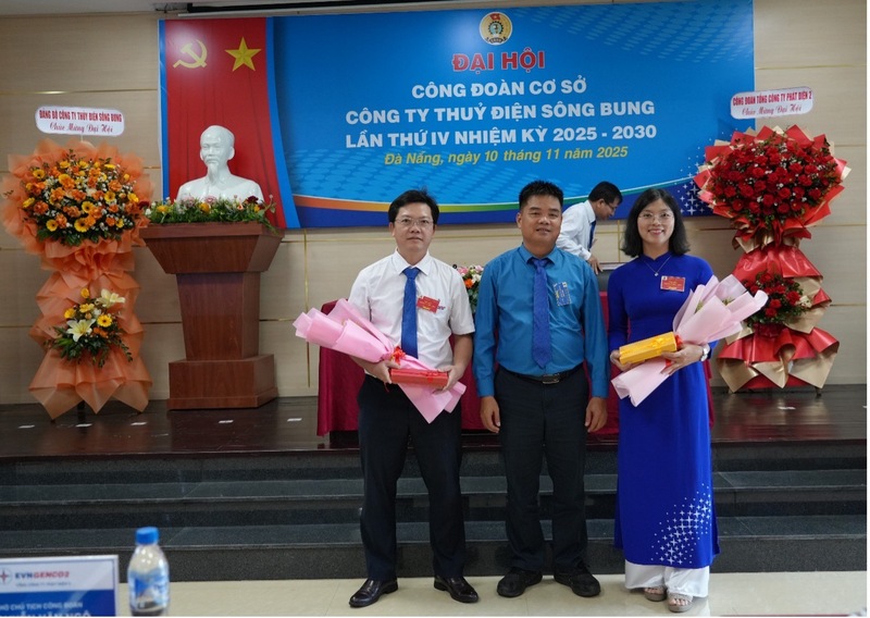 Ông Nguyễn Văn Ngô tặng hoa và quà cho ông Nguyễn Hồng Hiến và bà Nguyên Nho Bích Trâm, Ủy viên BCH Công đoàn Công ty nhiệm kỳ 2022–2027, không tiếp tục tham gia BCH nhiệm kỳ 2025–2030