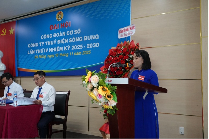 Bà Phan Thị Cẩm Tú thay mặt Thư ký Đại hội thông qua dự thảo Nghị quyết Đại hội.