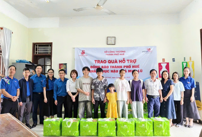 Trao tặng phần quà cho các em học sinh tại Trung tâm Xuân Phú. Ảnh: Nguyễn Tuấn