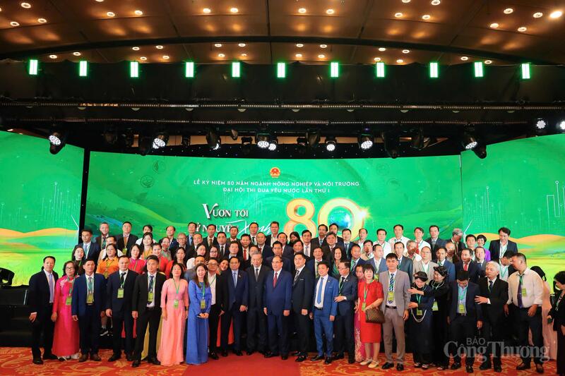 70 tập thể và 109 cá nhân tiêu biểu toàn quốc được vinh danh tại Lễ kỷ niệm 80 năm Ngành Nông nghiệp và Môi trường (1945–2025) và Đại hội Thi đua yêu nước lần thứ I.