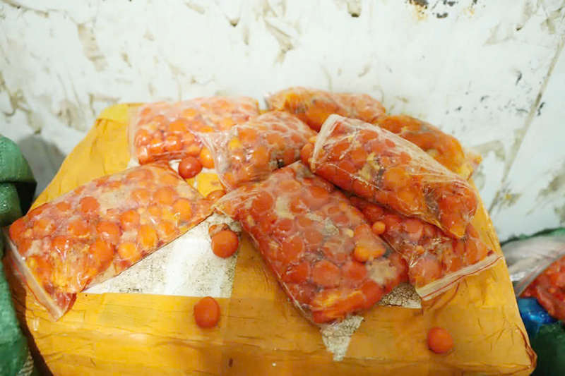 Trứng gà non đựng trong các túi ni lông. Ảnh: Báo Bắc Ninh