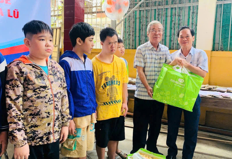 Ông Phan Hùng Sơn, Phó Giám đốc Sở Công Thương (bên phải) trao quà cho các em thiếu nhi. Ảnh: Nguyễn Tuấn