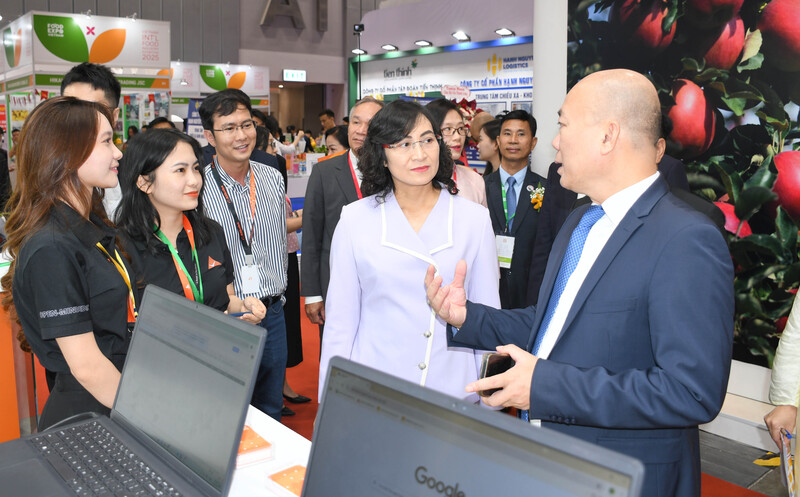 Thứ trưởng Phan Thị Thắng và các đại biểu tham quan khu gian hàng triển lãm trực tuyến trên nền tảng Arobid TradeXpo. Ảnh: Minh Khuê.