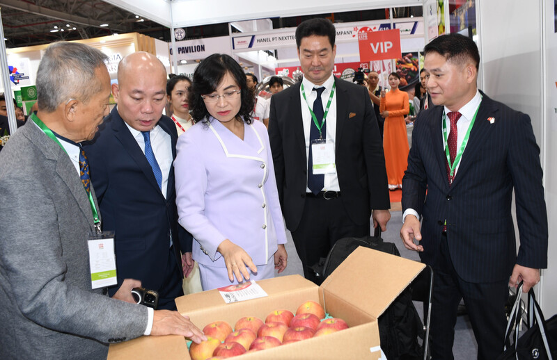 Thứ trưởng Bộ Công Thương Phan Thị Thắng tham quan gian hàng của quốc tế về công nghệ bao bì và bảo quản tại triển lãm. Ảnh: Minh Khuê.