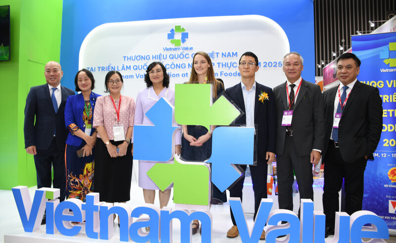 Thứ trưởng Phan Thị Thắng và các đại biểu tham quan Khu gian hàng Thương hiệu quốc gia Việt Nam. Ảnh: Minh Khuê.