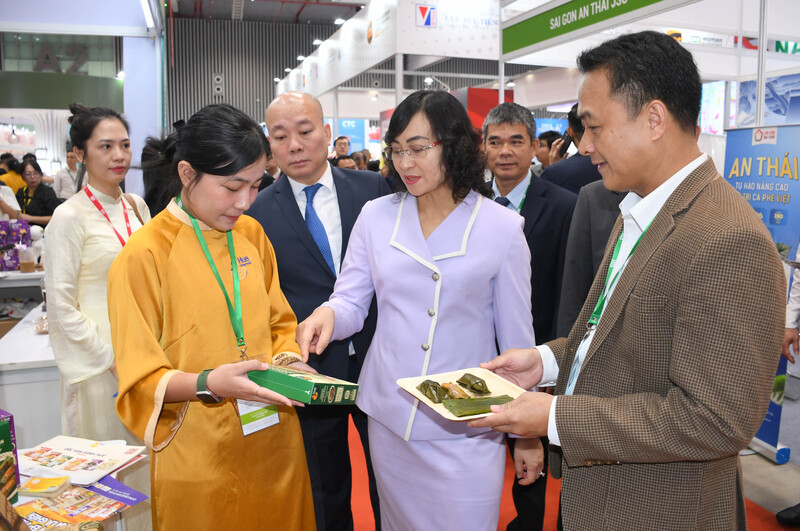 Doanh nghiệp giới thiệu sản phẩm xanh với Thứ trưởng Bộ Công Thương Phan Thị Thắng tại triển lãm. Ảnh: Minh Khuê.