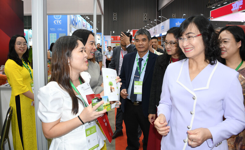 Doanh nghiệp giới thiệu sản phẩm với Thứ trưởng Phan Thị Thắng tại sự kiện. Ảnh: Minh Khuê.