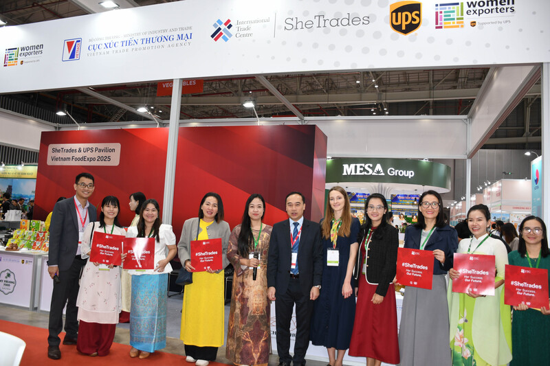 Đại diện 8 doanh nghiệp tiêu biểu tham gia trưng bày, giới thiệu sản phẩm tại gian hàng ITC SheTrades & UPS Việt Nam. Ảnh: Minh Khuê.