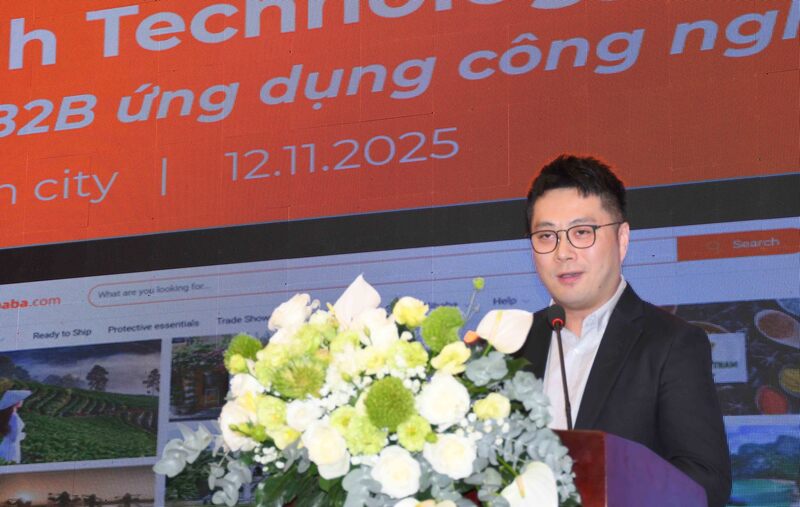 Ông Young Liu - Giám đốc Quốc gia Alibaba.com Việt Nam chia sẻ kinh nghiệm về xúc tiến xuất khẩu trực tuyến qua B2B với ngành thực phẩm và gợi ý cho Việt Nam tại hội nghị. Ảnh: Minh Khuê.