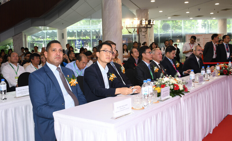 Lãnh đạo Bộ Công Thương cùng các đại biểu trong nước và quốc tế tham dự sự kiện. Ảnh: Minh Khuê.