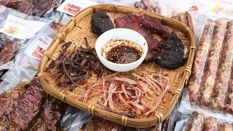 Đặc sản thịt gác bếp vùng cao thu hút khách tham quan tại Hội chợ AgroViet 2025, mang đậm hương vị truyền thống của núi rừng Việt Nam. Ảnh: Ngọc Châu