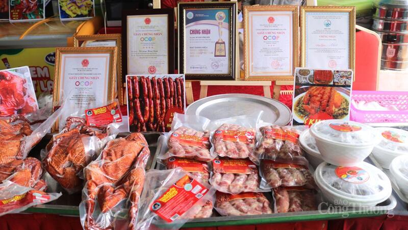 Các sản phẩm nông sản như thịt vịt quay, lạp xưởng, khâu nhục của tỉnh Lạng Sơn. Ảnh: Ngọc Châu