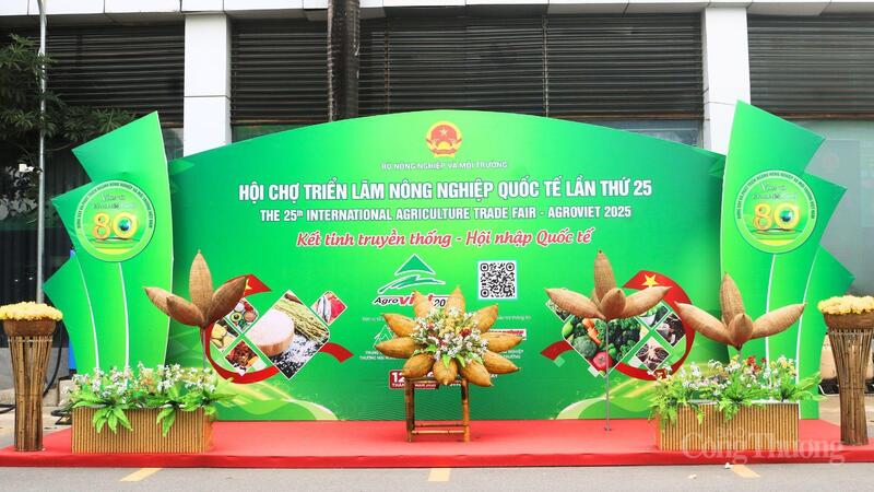 Không gian cổng chào Hội chợ Triển lãm nông nghiệp quốc tế lần thứ 25 - AgroViet 2025 với chủ đề “Kết tinh truyền thống - Hội nhập quốc tế”. Ảnh: Ngọc Châu