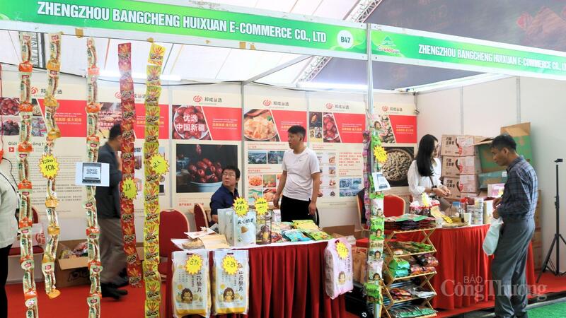 Gian hàng sản phẩm bánh kẹo đồ ăn đặc sản của tỉnh Trịnh Châu (Trung Quốc) tại Hội chợ Triển lãm nông nghiệp quốc tế lần thứ 25. Ảnh Ngọc Châu