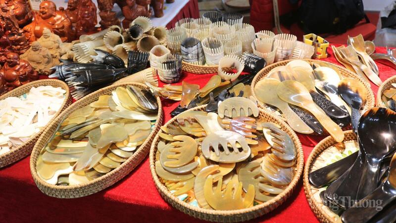 Sản phẩm thủ công mỹ nghệ lược, thìa, mát xa làm từ sừng bò, sừng trâu. Ảnh Ngọc Châu