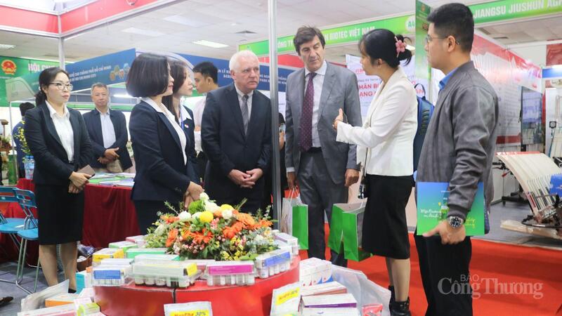 Doanh nghiệp nước ngoài trao đổi với doanh nghiệp Việt Nam về các sản phẩm Việt tại Hội chợ Triển lãm nông nghiệp quốc tế. Ảnh Ngọc Châu