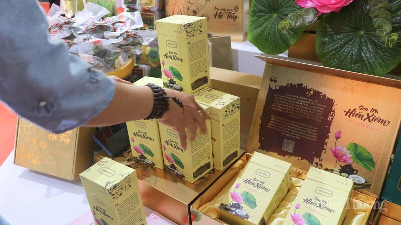 Sản phẩm trà sen Hiền Xiêm sự lựa chọn tinh tế, mang đậm dấu ấn Việt đạt chứng nhận OCOP 4 sao tại gian trưng bày Sở Nông nghiệp và Môi trường. Ảnh Ngọc Châu