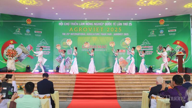 Chương trình ca nhạc mở màn lễ khai mạc Hội chợ Triển lãm nông nghiệp quốc tế AgroViet 2025. Ảnh Ngọc Châu
