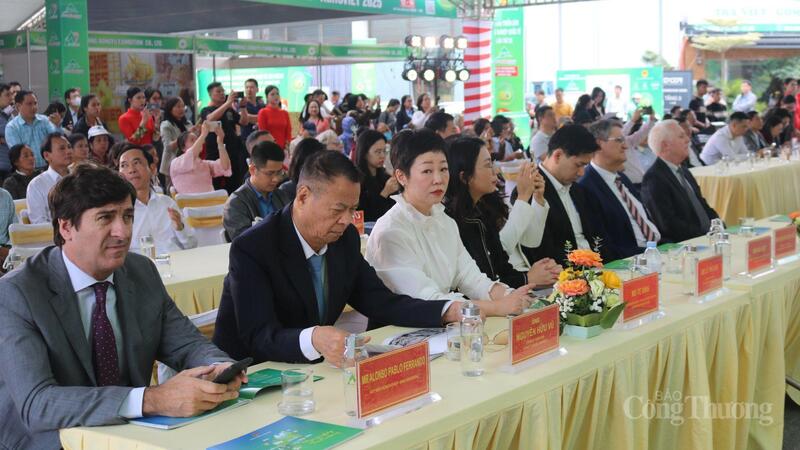 Các đại diện lãnh đạo Việt Nam và nước ngoài (Tây Ban Nha, Argentina, Trung Quốc, Nhật Bản, Hàn Quốc...) tham dự lễ khai mạc hội chợ. Ảnh Ngọc Châu