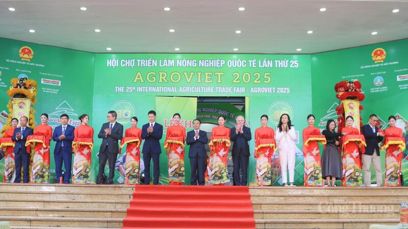 Lễ cắt băng khai mạc Hội chợ Triển lãm nông nghiệp quốc tế lần thứ 25 của đại diện lãnh đạo Việt Nam và nước ngoài. Ảnh: Ngọc Châu