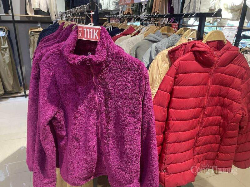 អាវ​យឺត​ចាស់​មាន​លក់​ក្នុង​តម្លៃ ១១១,០០០ ដុង/ដុំ។