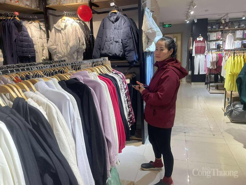 អតិថិជនមួយចំនួនបានមកហាងដើម្បីទិញសំលៀកបំពាក់កក់ក្តៅសម្រាប់សមាជិកគ្រួសាររបស់ពួកគេ។