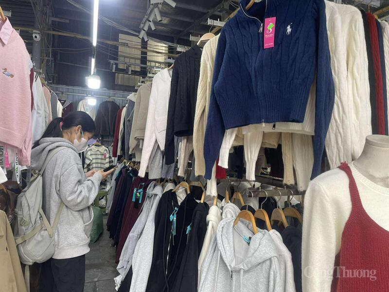 នៅផ្សារបៃតង មានសិស្សជាច្រើនមកទិញអាវរងា។