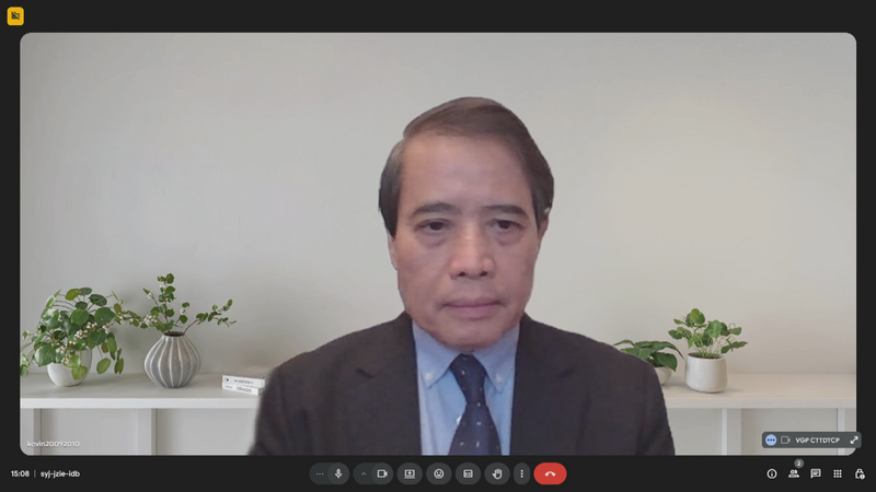 GS.TS. Vũ Minh Khương tham gia tọa đàm từ Singapore (ảnh chụp qua màn hình)