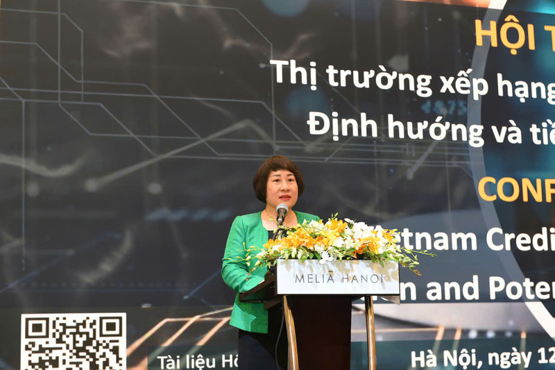 លោកស្រី Pham Thi Thanh Tam - អនុប្រធាននាយកដ្ឋានស្ថាប័នហិរញ្ញវត្ថុ (ក្រសួងហិរញ្ញវត្ថុ) បាននិយាយនៅក្នុងសិក្ខាសាលានេះ។ រូបភាព៖ គណៈកម្មាធិការរៀបចំ