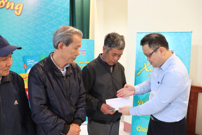 Chương trình Xuân yêu thương - Tết sẻ chia đã mang 8.000 phần quà đến 37 tỉnh thành (Ảnh PVFCCo – Phú Mỹ)