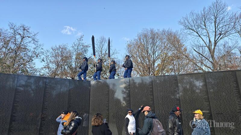 Một góc bức tường đen.