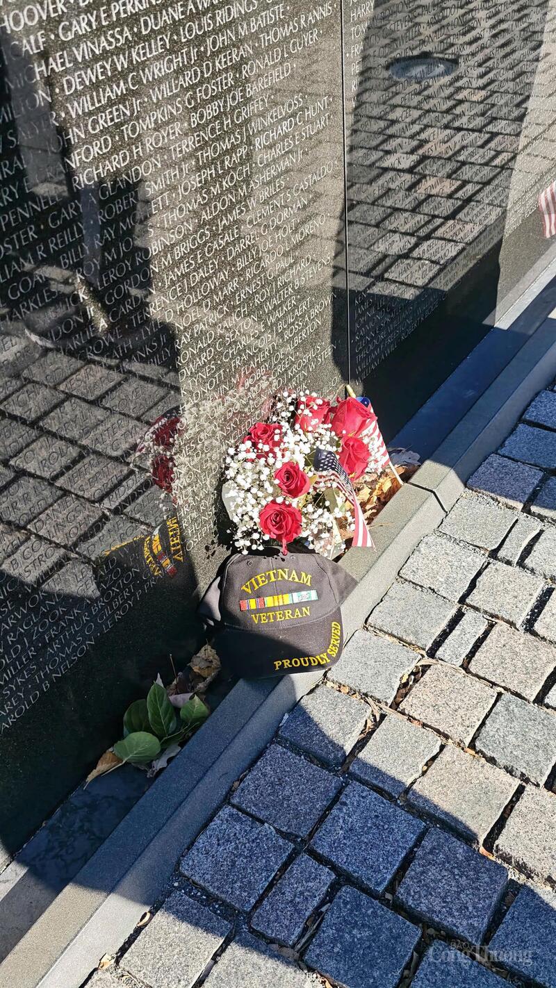 Hai chữ Việt Nam được ghi trên áo nhiều người đến dự và nhiều di vật